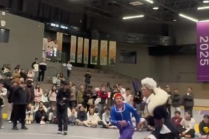 当篮球场上出现国服黄忠和鲁班七号！画风有点滑稽