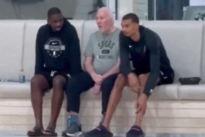 老爷子保重身体！文班亚马今天坐在波波维奇旁边聆听老爷子讲话